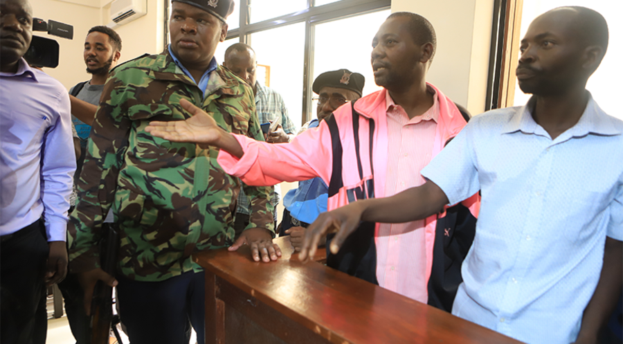 Weiter in Untersuchungshaft: Paul Mackenzie Nthenge (2.v.r.), Pastor der verbotenen „Good News International Church“, neben ihm ein weiteres Führungsmitglied der Gemeinde. Foto: Picture Alliance/AA/Stringer