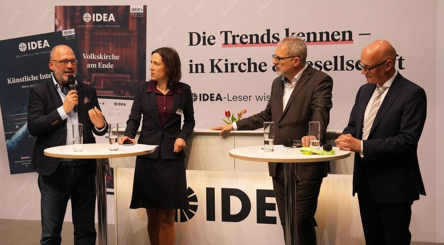 Andreas M. Walker (links) sprach in einer Talk-Runde auf dem KCF mit Daniela Städter, Karl Teille und Hermann Binkert. Foto: Markus Pletz