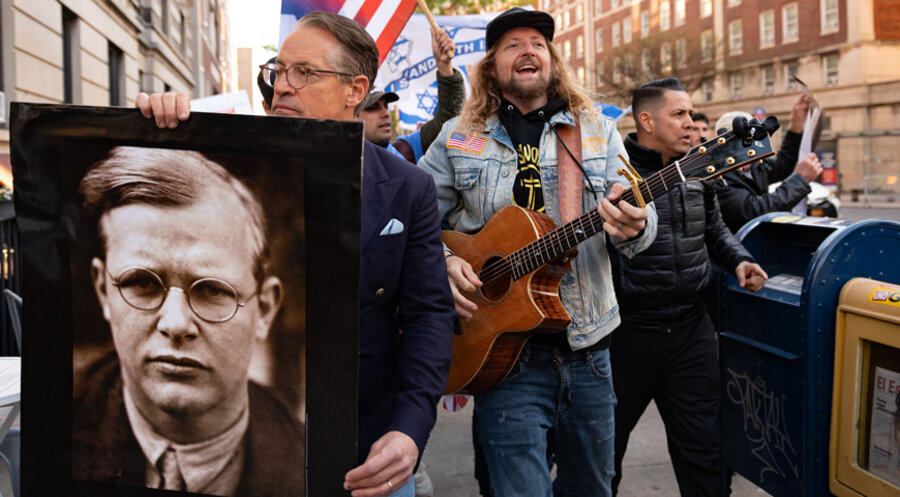 Der Bestsellerautor Eric Metaxas trägt ein Bonhoeffer-Plakat auf einer Demo in den USA. Foto: picture alliance / NurPhoto | Zach D Roberts