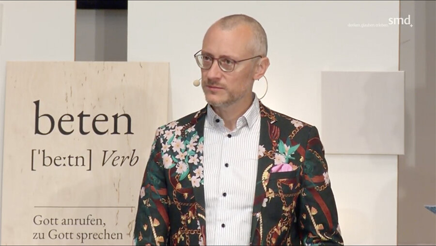 Der Gründer des Augsburger Gebetshauses, Johannes Hartl, sprach bei der SMD-Herbstkonferenz. Screenshot: Youtube/SMD