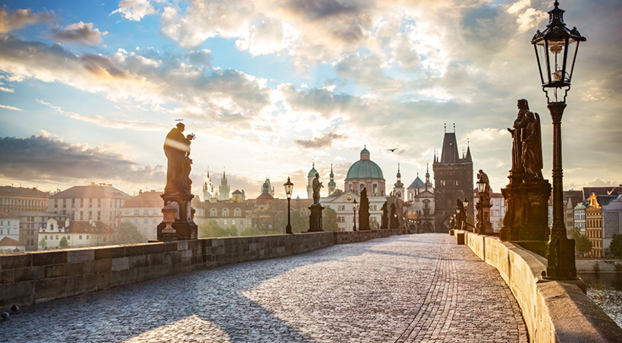 Die Karlsbrücke ist eines der Wahrzeichen von Prag, täglich überqueren sie Tausende Menschen. Foto: iStock/Niserin