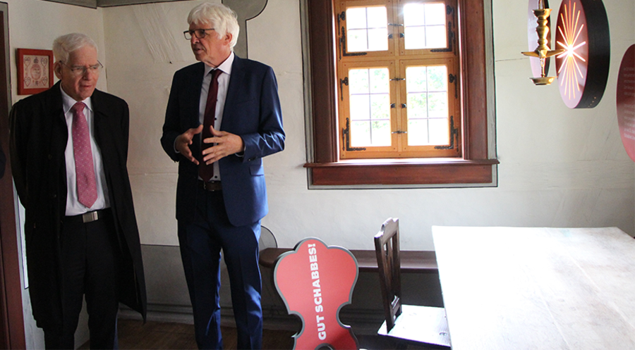 Besichtigung der aufgebauten Synagoge: Der Präsident des Zentralrats der Juden in Deutschland, Josef Schuster (li), und Museumsleiter Dr. Herbert May. Foto: Fränkisches Freilandmuseum