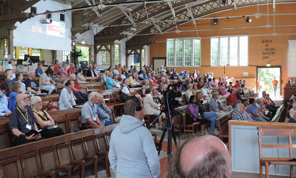 Coronabedingt durften in diesem Jahr nur 300 Besucher in der historischen Konferenzhalle dabei sein. Foto: IDEA/ Daniela Städter