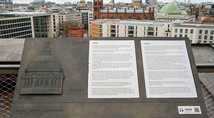 Die Erklärtafeln zur Inschrift am Berliner Schloss. Foto: picture-alliance/Schoening