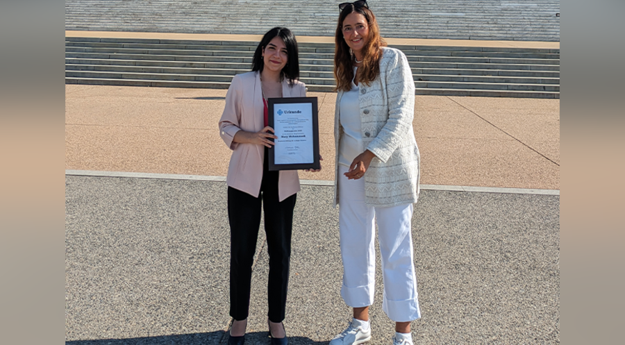 Michaela Koller (re.) übergibt Mary Mohammadi den Stephanuspreis 