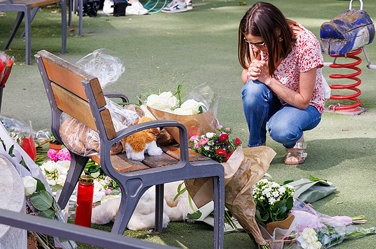 Menschen gedenken der Attacke am Tatort und beten für die Opfer. Foto: picture-alliance/dpa MAXPPP/Gilles Bader