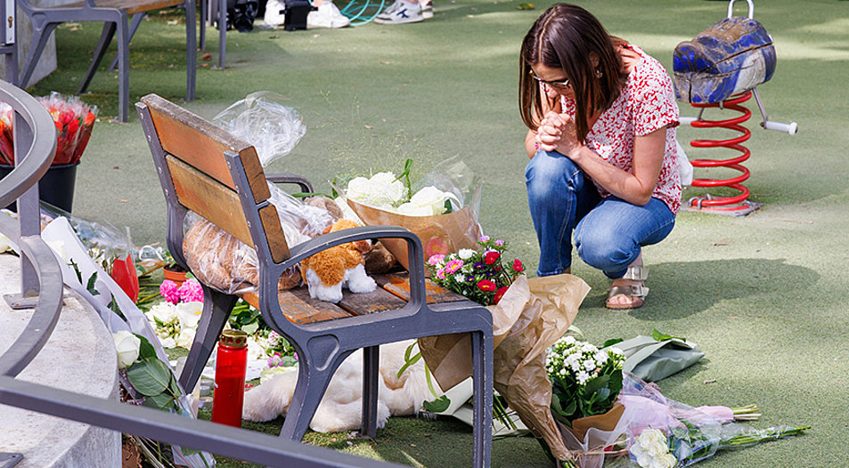 Menschen gedenken der Attacke am Tatort und beten für die Opfer. Foto: picture-alliance/dpa MAXPPP/Gilles Bader