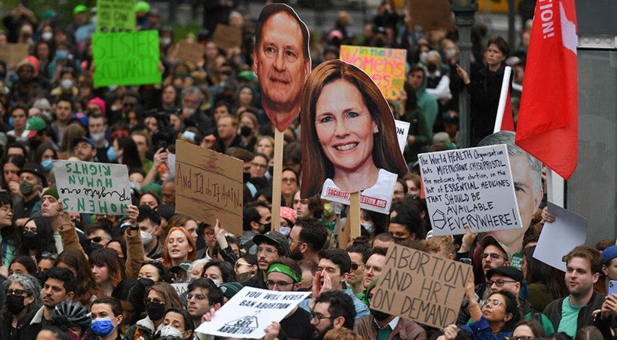 Menschen protestieren am 3. Mai in New York bei der Kundgebung zum Recht auf Abtreibung „Rage into action“ vor dem Obersten Gerichtshof in Manhattan. Foto: picture alliance / NDZ/STAR MAX/IPx