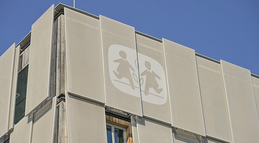 Mehr als drei Viertel der Befragten sind der Meinung, dass Stiftungen ihre Mittel verantwortungsvoll für gesellschaftliche Aufgaben einsetzen. Symbolfoto: picture alliance / Joko | Joko