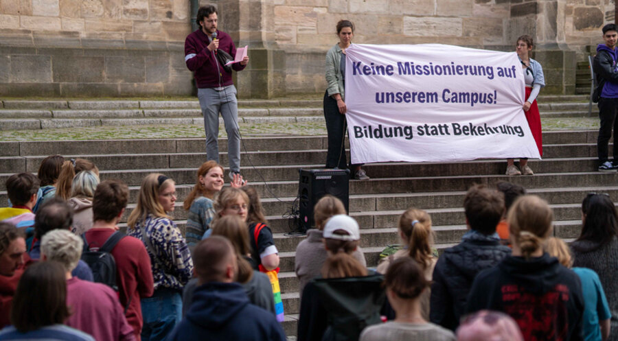 Der Theologiestudent Raphael Kupczik war einer der Hauptredner auf der Kundgebung „Bildung statt Bekehrung“ auf dem Tübinger Holzmarkt. Foto: Valentin Schmid