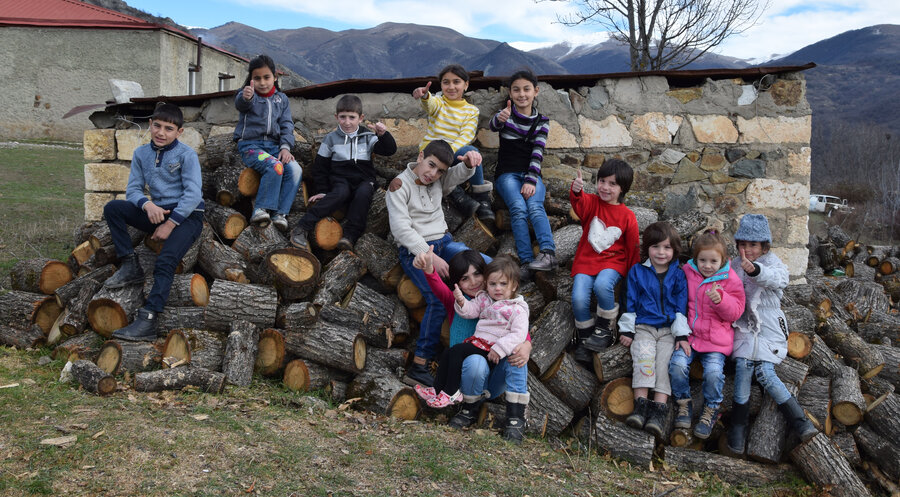 Das Hilfswerk von Jambazian hat diese
Kinder in Bergkarabach unterstützt – jetzt
gibt es kein Durchkommen zu ihnen mehr. Foto: Privat