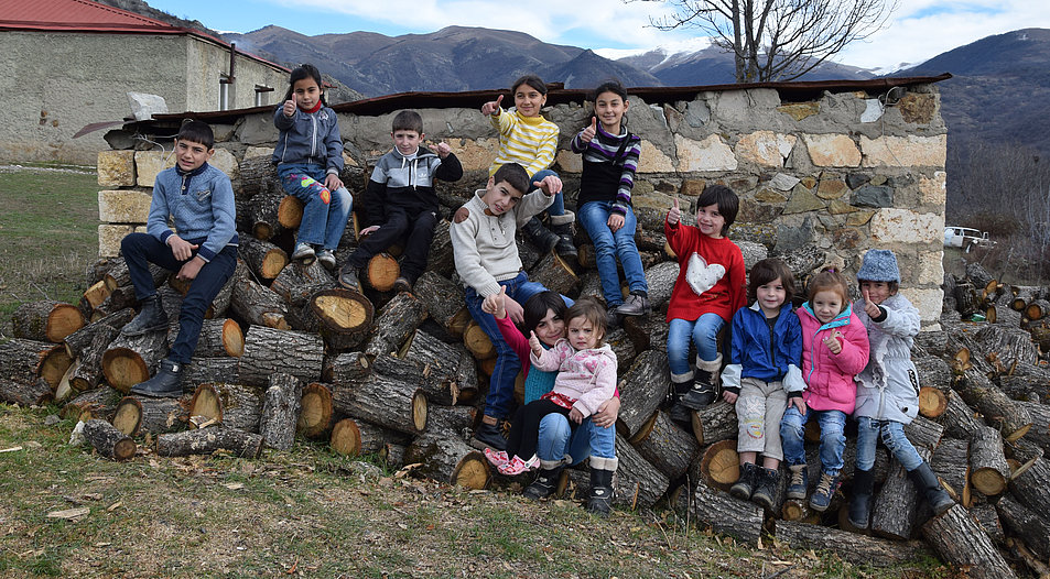 Das Hilfswerk von Jambazian hat diese
Kinder in Bergkarabach unterstützt – jetzt
gibt es kein Durchkommen zu ihnen mehr. Foto: Privat