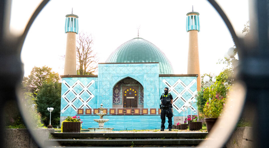 Einsatzkräfte der Polizei stehen während einer Razzia auf dem Gelände vom Islamischen Zentrum Hamburg (IZH) mit der Blauen Moschee. Foto: picture alliance/dpa | Daniel Bockwoldt