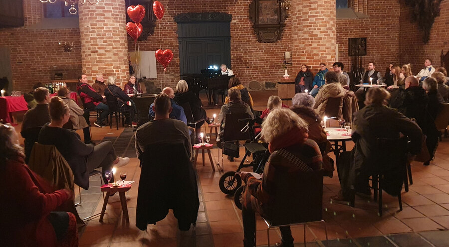 Die evangelische St. Nicolai-Kirche in Eckernförde lud am Valentinstag zu einem Abendgottesdienst ein. Foto: Birte Stährmann