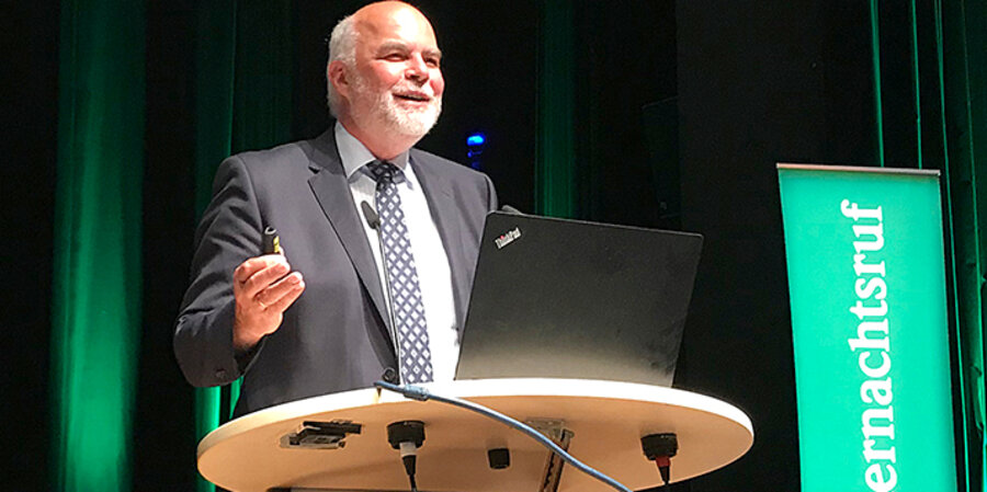 Der Geschäftsführer der Christlichen Verlagsgesellschaft, Hartmut Jaeger, auf dem Freundestreffen in Sindelfingen. Foto: Mitternachtsruf