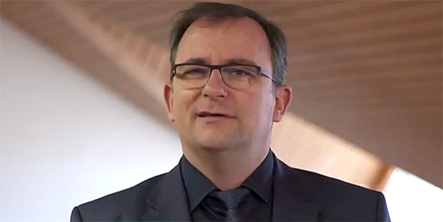 Der Vorsitzende des württembergischen Gemeinschaftsverbandes „Die Apis“, Pfarrer Steffen Kern. Screenshot: ideaHeute
