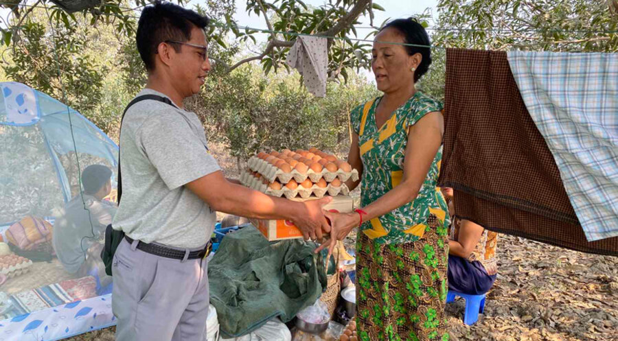 Auch wenn Myint Htay (l.) selbst betroffen ist, hilft er anderen. Foto: Privat