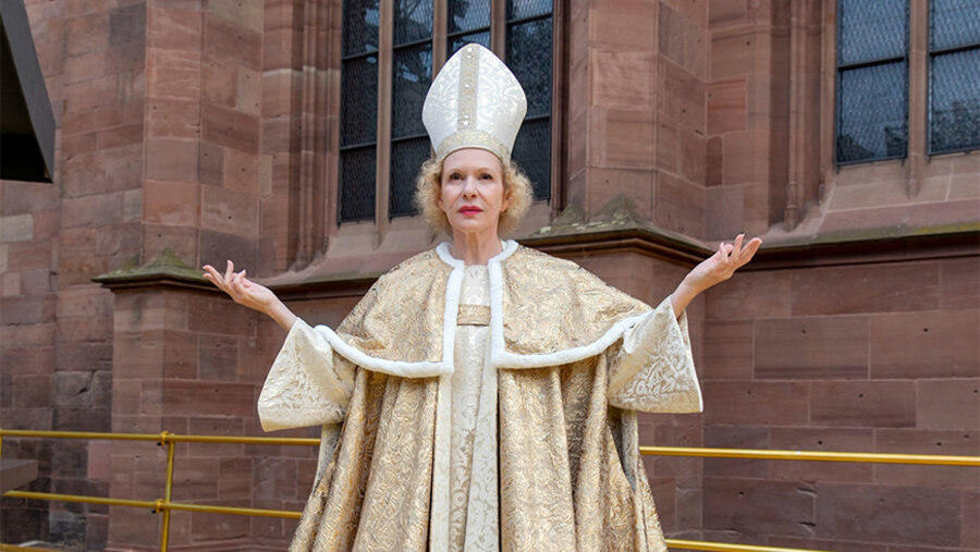 Die Schauspielerin Sunnyi Melles spielt einen schrill kreischenden Papst Leo X. Foto: David Baltzer