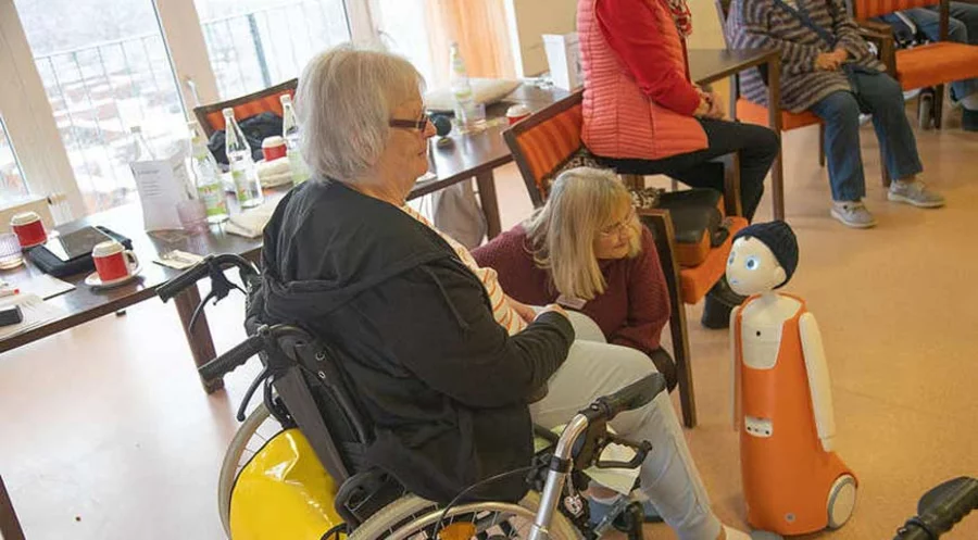 Der humanoide „Sozial-Roboter“ Navel wird in zwei Pflege-Einrichtungen der evangelischen Heimstiftung in Baden-Württemberg getestet. Foto: navelrobotics.com