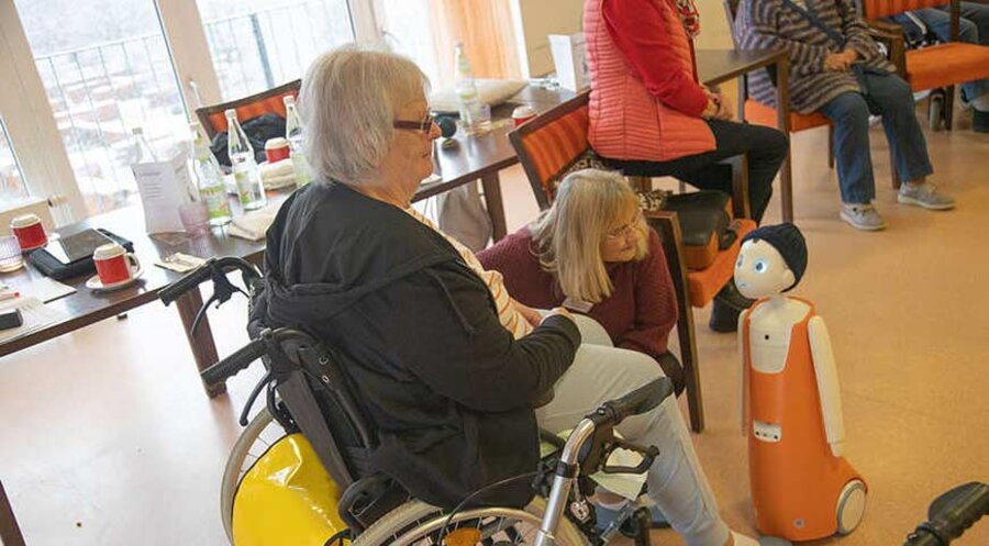 Ein Roboter in einem Altenheim. Symbolfoto: navelrobotics.com