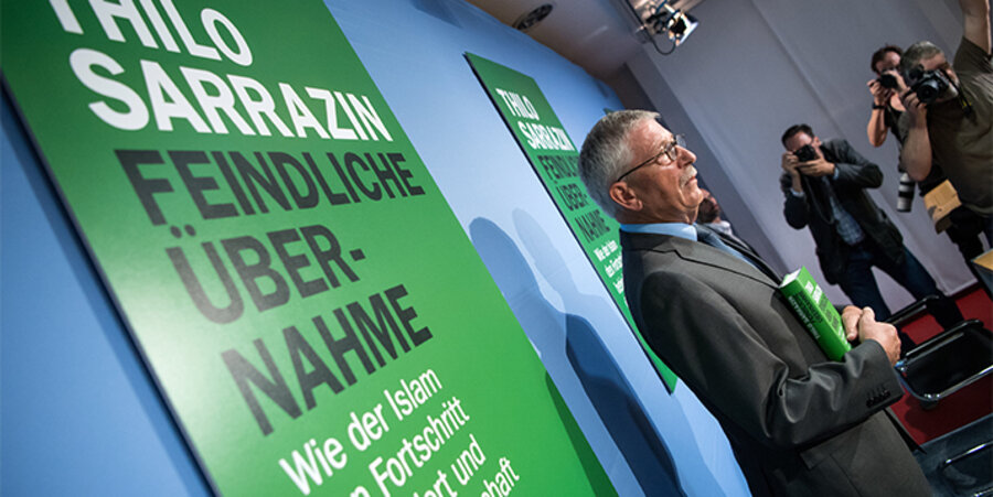 Thilo Sarrazin bei der Vorstellung seines Buches „Feindliche Übernahme. Wie der Islam den Fortschritt behindert und die Gesellschaft bedroht“ am 30. August vor Journalisten in Berlin. Foto: picture-alliance/dpa