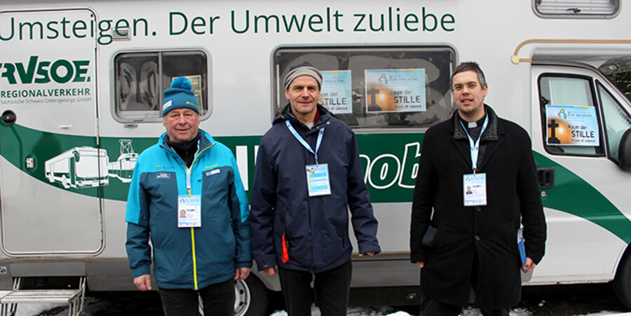 v. r.: Pfarrer David Keller, der Referent für Sport beim Landesjugendpfarramt, Gilbert Peikert, und ein Altenberger Kirchvorsteher, Gerold Grießbach. Foto: David Keller
