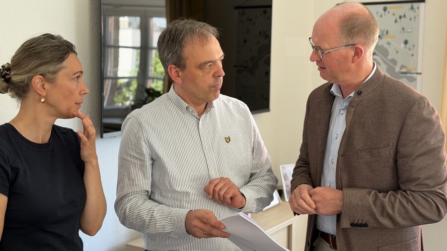 Die Leiterin der Öffentlichkeitsarbeit des Trägervereins der Georg-Müller-Schulen, Lena Thiele (l.), und der Geschäftsführer Michael Pieper übergaben Bürgermeister Thomas Tappe eine Petition mit 1800 Unterschriften für die christliche Realschule. 