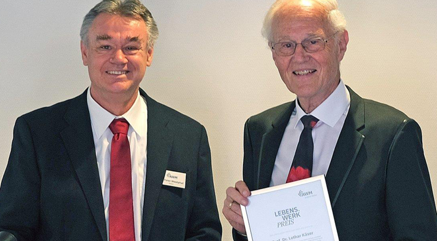 Dr. Peter Westphal (li.), Rektor der AWM Korntal, überreicht den Lebens.Werk-Preis an Prof. Dr. Lothar Käser. Foto: AWM Korntal