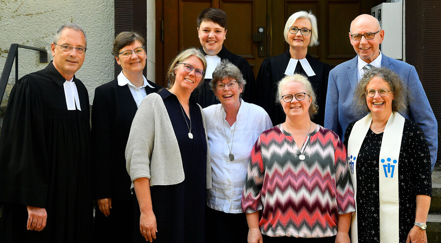 Frauke Gorontzi (3.v.l.) bei der Amtseinführung mit Vorgängerin Marianne Anschütz (5.v.l.). Foto: Jürgen Theobald