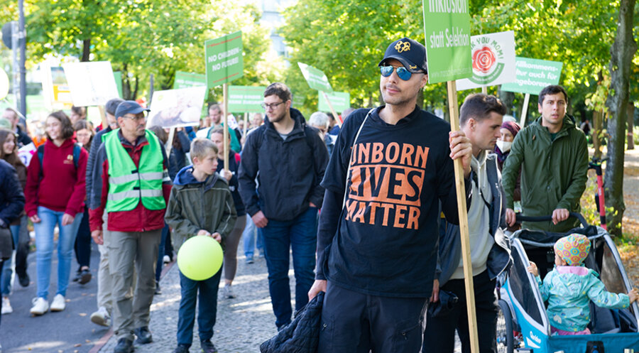 „UNBORN LIVES ­Matter!“ steht auf dem Shirt eines Teilnehmers am „Marsch für das Leben“ 2022. Foto: IDEA/Markus Pletz