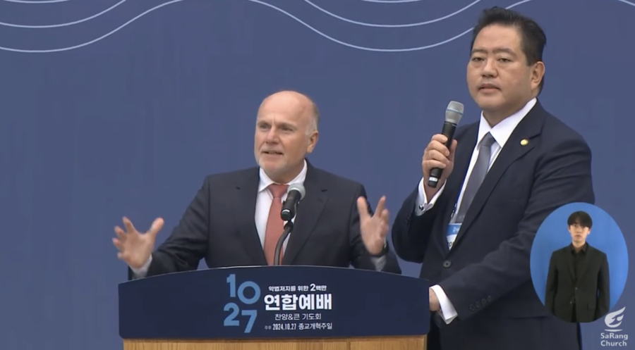 Heinrich Derksen (links) mit dem Übersetzer in Seoul. Screenshot: YouTube/Emily You
