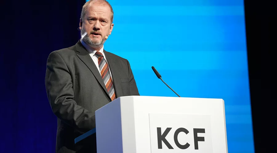 Der Generalsuperintendent im nordwestlichen Bereich der Evangelischen Kirche Berlin-Brandenburg-schlesische Oberlausitz (EKBO), Kristóf Bálint, während der Laudatio. Foto: IDEA/Markus Pletz