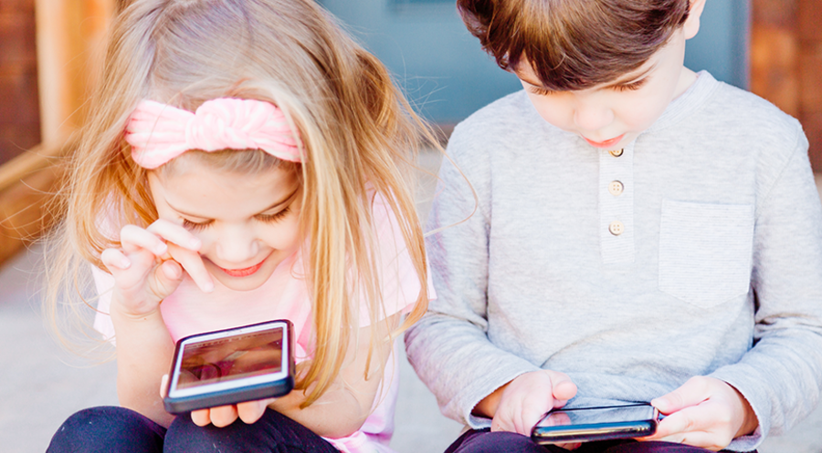 Viele Kinder stürzten sich in der aktuellen Situation auf das Handy oder in Computerspiele, um sich abzulenken. Symbolbild: unsplash.com