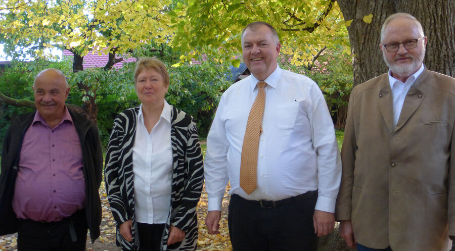Der Vorstand des Vereins „Mundart in der Kirche“ (v.l.): Hans-Gerhard Koch (Schriftführer), Charlotte Scheffler (2. Vorsitzende), Pfarrer Claus Ebeling (Vorsitzender) und Fritz Rückert (Kassenverwalter). Foto: Mundart in der Kirche e.V.