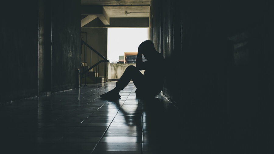 Männer sind mit einem Anteil von 69,2 Prozent weiterhin deutlich häufiger betroffen. Die Suizidraten nähern sich unter den beiden Geschlechtern jedoch zunehmend an. 