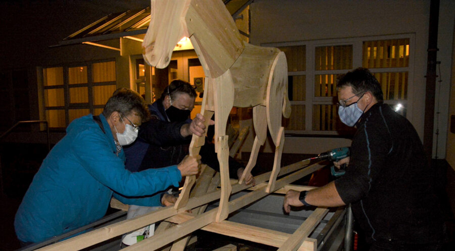Der evangelische Pfarrer Frieder Ackermann (rechts) beim Montieren der mobilen Krippenausstellung. Foto: Privat