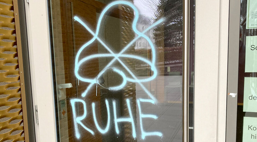 Die Täter hinterließen eine gesprühte Kirchenglocke, die durchgestrichen wurde, sowie das Wort „Ruhe“. Foto: Privat