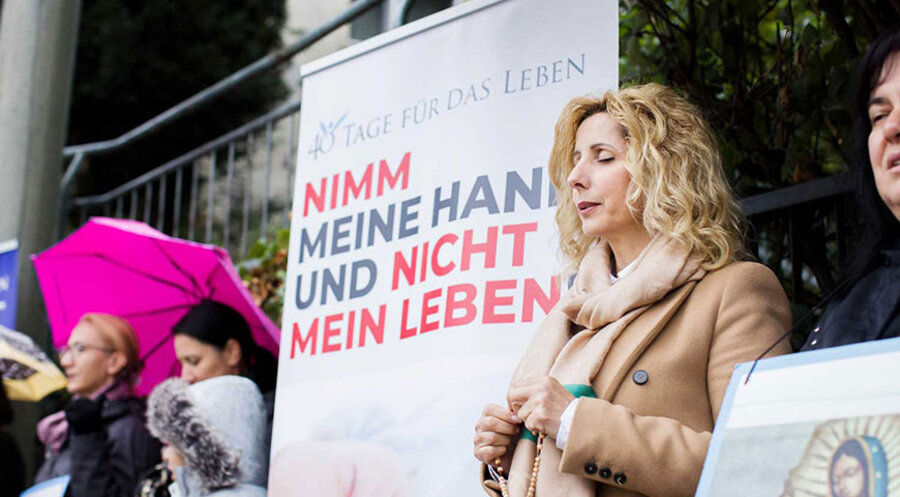 Die Lebensrechtlerin Pavia Vojnović und andere Christen bei einer Gebetsmahnwache. Foto: ADF International