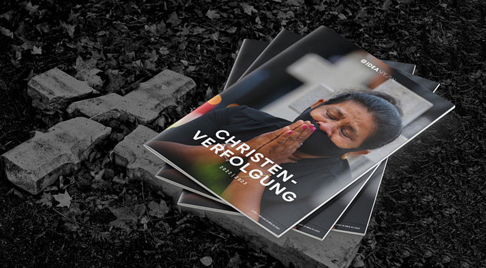 Das Heft „Christenverfolgung 2022/23“ hat 60 Seiten und berichtet über die Situation von Christen u. a. in dem WM-Austragungsland Katar sowie in Nigeria und Myanmar. Foto: IDEA