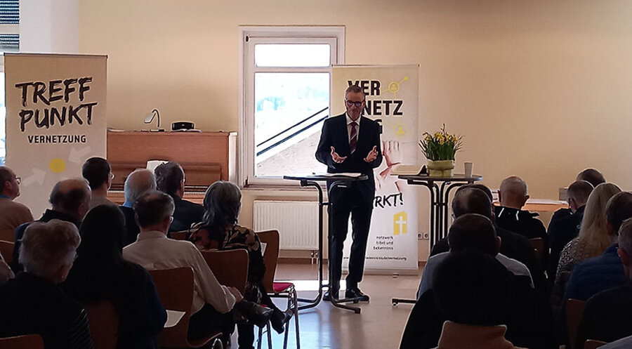 Pfarrer Tobias Eißler spricht vor den rund 50 Zuhörern. Foto: Michael Rohn