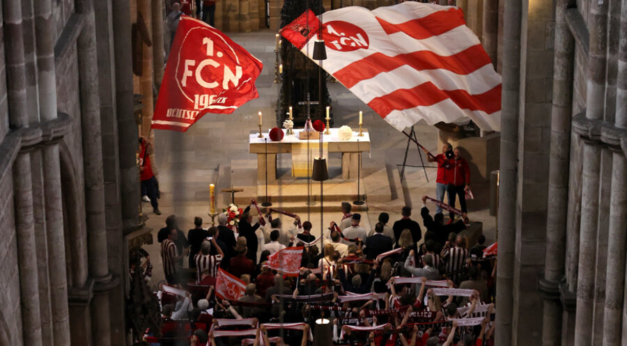 Der Gottesdienst stand unter dem Motto „Liebe, Glaube, Leidenschaft vereint – 125 Jahre 1. FC Nürnberg“. Foto: picture alliance / Sportfoto Zink / Daniel Marr