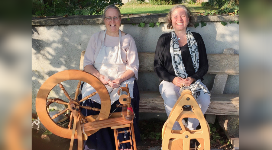 Eva Maria Jäger (r.) an ihrem Spinnrad. Foto: privat
