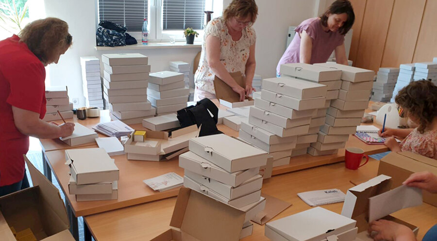 Neben dem Schreiben enthält das Päckchen eine Postkarte mit der Aufschrift „Wenn ein Kind Probleme macht, müssen die Probleme beseitigt werden und nicht das Kind“. Foto: Kaleb e. V.