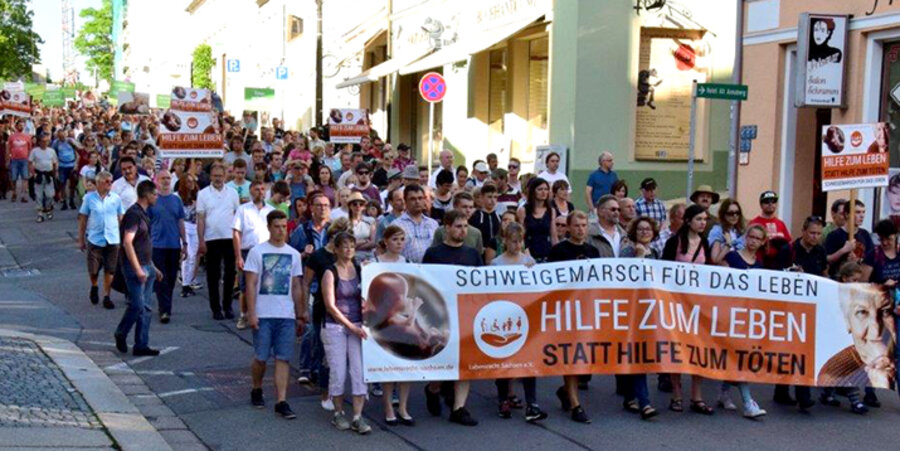 An dem Schweigemarsch am 12. Juni haben sich nach Veranstalterangaben rund 750 Christen beteiligt. Foto: Andreas Schroth