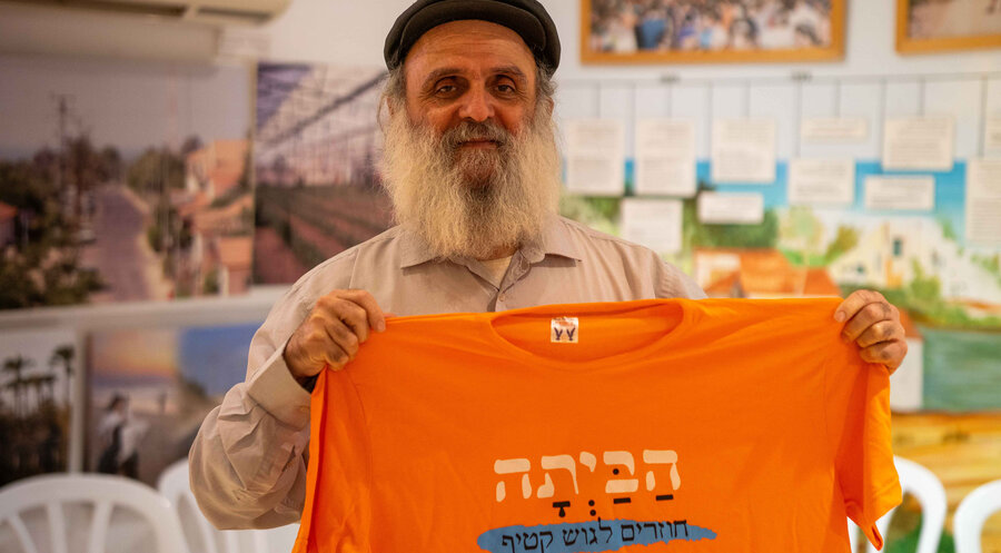 Ein Siedler mit einem T-Shirt mit der Aufschrift „Nach Hause, in den Gazastreifen zurückkehren“. Foto: IDEA/Valentin Schmid