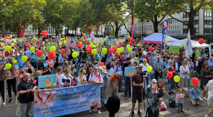 Rund 1.700 Menschen demonstrieren beim „Marsch für das Leben“ in Köln für das Lebensrecht ungeborener Kinder. Foto: IDEA/Romy Schneider