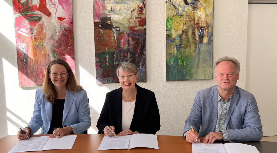 Die Unterzeichnung der Vereinbarung zwischen der Landesregierung und der Nordkirche: (v.l.n.r.):  Die Ministerin für Wissenschaft, Kultur, Bundes- und Europaangelegenheiten des Landes Mecklenburg-Vorpommern, Bettina Martin (SPD, Landesbischöfin Kristina Kühnbaum-Schmidt sowie der Bischof im Sprengel Mecklenburg und Pommern, Tilman Jeremias. Foto: Nordkirche/Annelie Haack-Birgden