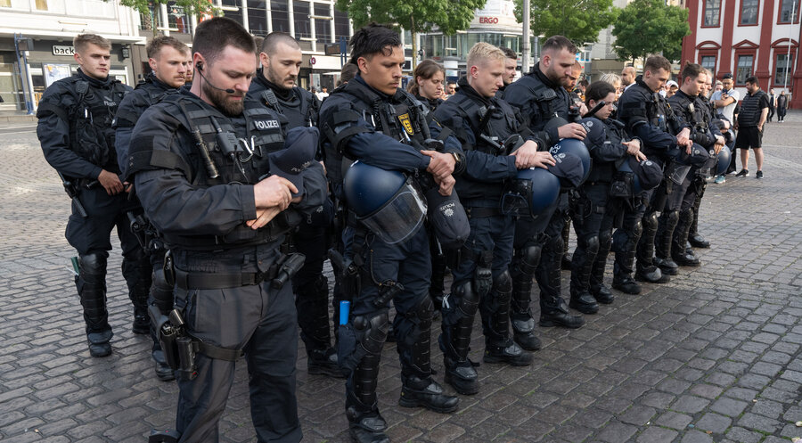 Minuten nach dem Bekanntwerden seines Todes trauern Polizisten auf dem Marktplatz in Mannheim um ihren getöteten Kollegen. Foto: picture alliance/dpa | Boris Roessler