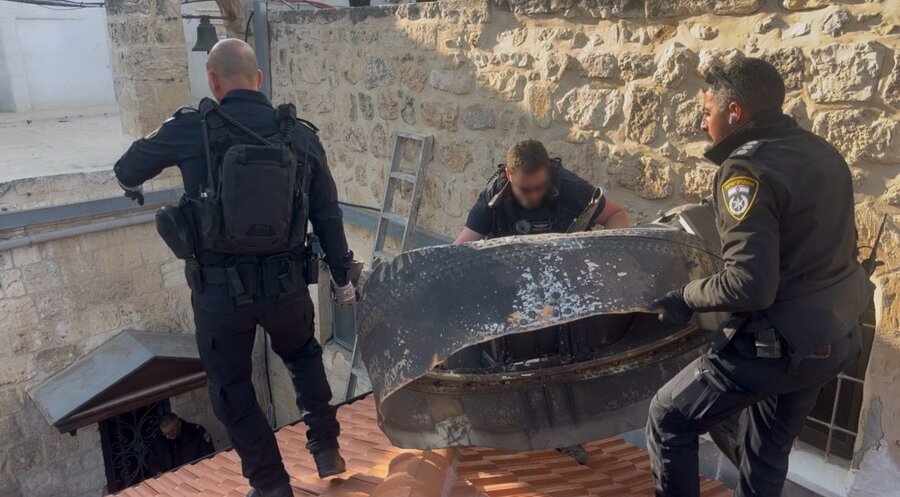 Israelische Behörden bergen die Raketenteile auf dem Dach eines Gebäudes neben der Grabeskirche. Foto: GPO