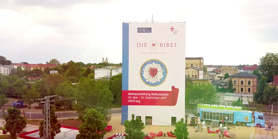 Zu den Attraktionen zählt ein 25 Meter hoher, begehbarer „Buchturm“ am Wittenberger Hauptbahnhof, der die Bibel als Buch der Bücher darstellt. Screenshot: Youtube/r2017 